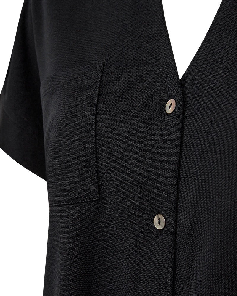 closeup af kortærmet sort skjorte t-shirt med knappelukning og brystlomme. Freequent Black FQRUE-BLOUSE