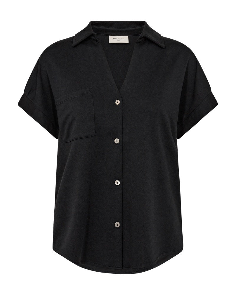 kortærmet sort skjorte t-shirt med knappelukning og brystlomme. Freequent Black FQRUE-BLOUSE