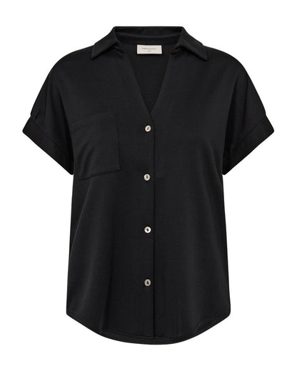 kortærmet sort skjorte t-shirt med knappelukning og brystlomme. Freequent Black FQRUE-BLOUSE