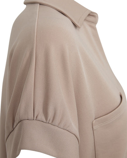 siden af kortærmet beige skjorte t-shirt med knappelukning og brystlomme. Freequent Simply Taupe FQRUE-BLOUSE