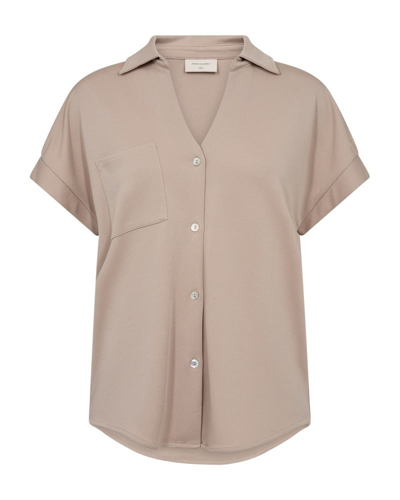 kortærmet beige skjorte t-shirt med knappelukning og brystlomme. Freequent Simply Taupe FQRUE-BLOUSE