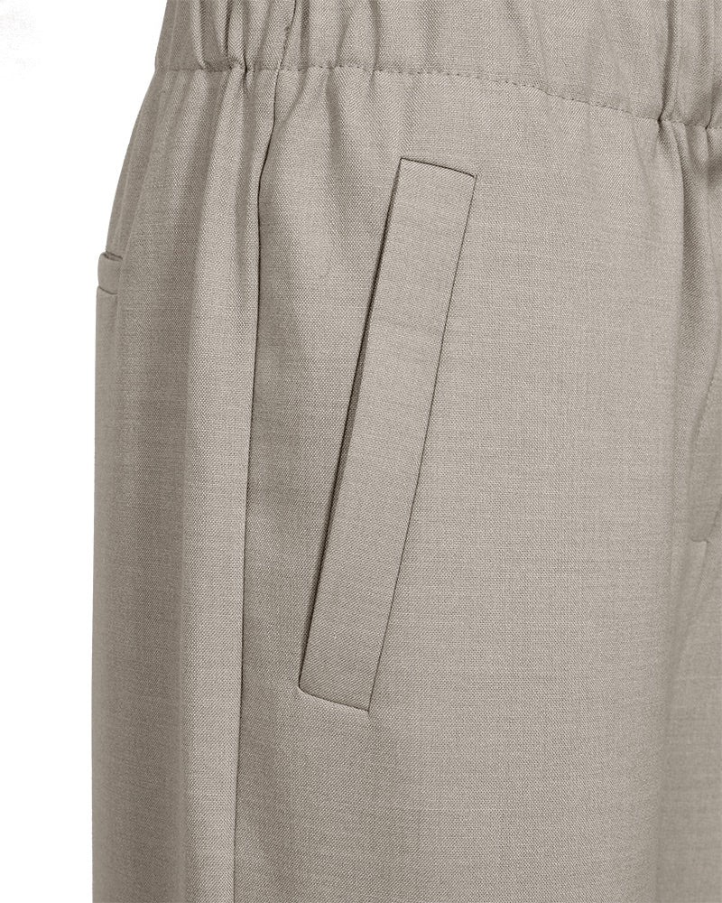 sidelomme på beige bukser med sidelommer og elastik i taljen. Freequent FQTARMA-PANTS Simply Taupe Mel.