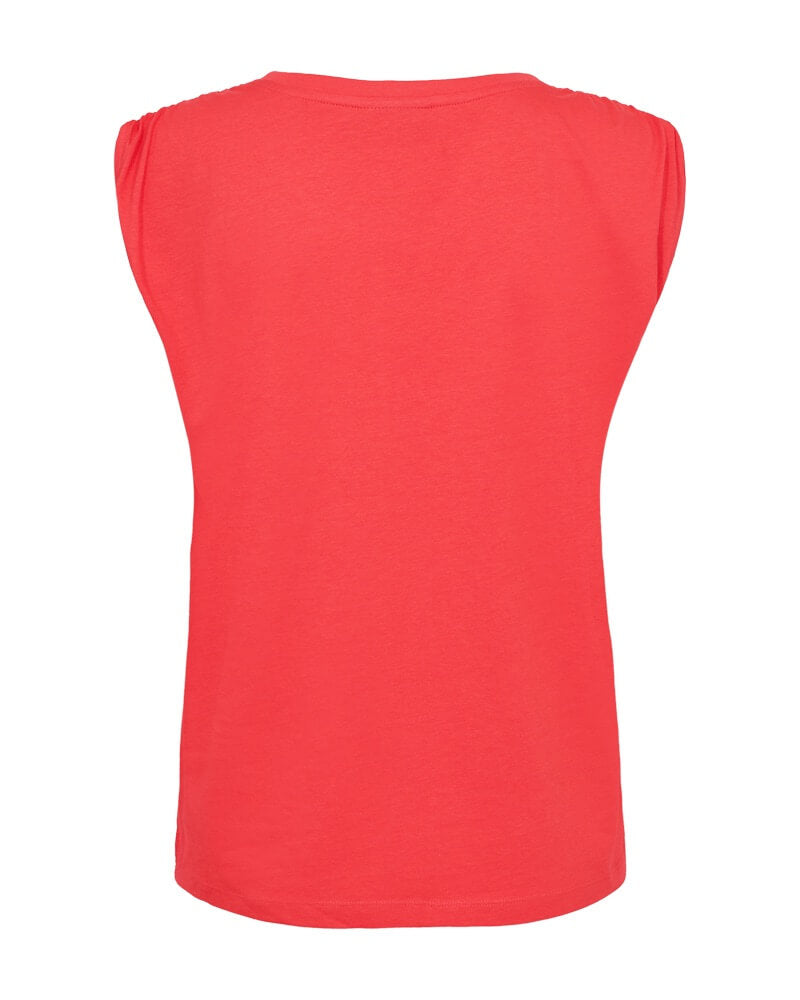 ryggen af rød t-shirt med rynkedetaljer på skuldrene Freequent FQMELISSA-TEE Bittersweet