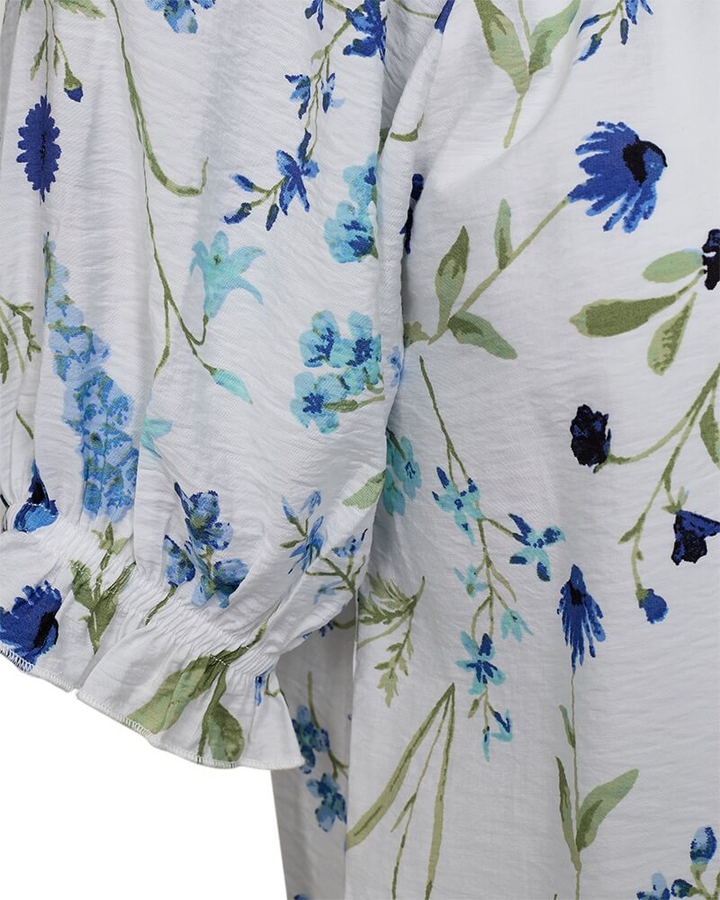 ærme på hvid bluse med blåt blomstermønster. Freequent FQMELE-BLOUSE Brilliant White w Deep Ultrama