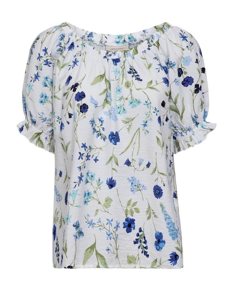 hvid bluse med blåt blomstermønster. Freequent FQMELE-BLOUSE Brilliant White w Deep Ultrama