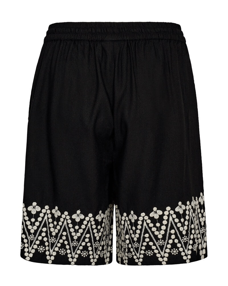 bagpå sorte shorts med hvidt broderi Freequent Black w. Moonbeam FQLINUS-SHORTS