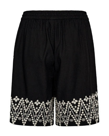bagpå sorte shorts med hvidt broderi Freequent Black w. Moonbeam FQLINUS-SHORTS