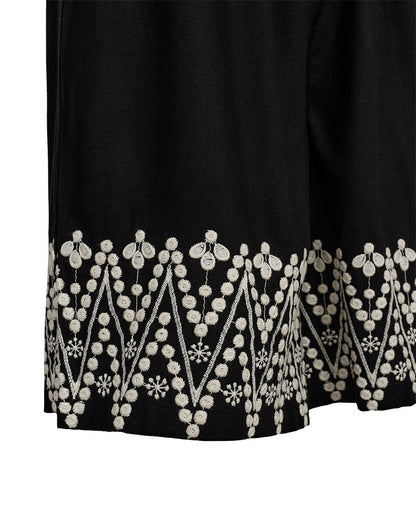 broderi på sorte shorts med hvidt broderi Freequent Black w. Moonbeam FQLINUS-SHORTS