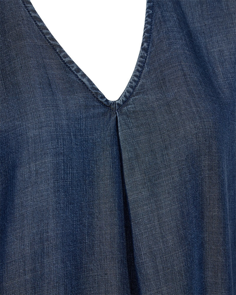 v-hals på lang blå denimkjole med korte ærmer. Freequent FQRENNA-DRESS Medium Blue Denim