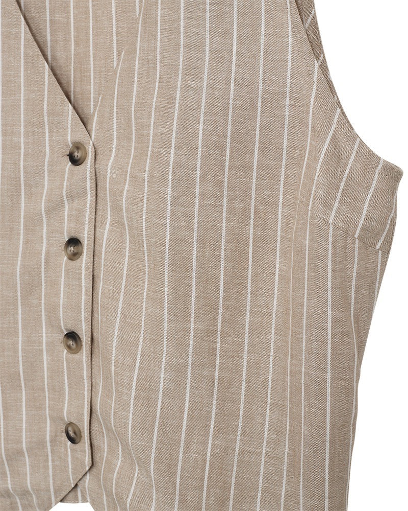 closeup af stribet beige vest med v-hals og knapper foran. Freequent Sand mel w. Star Off-white FQLAVEGA-WAISTCOAT