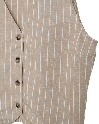 closeup af stribet beige vest med v-hals og knapper foran. Freequent Sand mel w. Star Off-white FQLAVEGA-WAISTCOAT