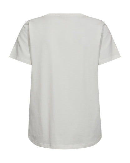 ryggen af hvid t-shirt med korte ærmer og rød tekst på brystet. Freequent Star Off-white w Bittersweet FQFENJAL-TEE