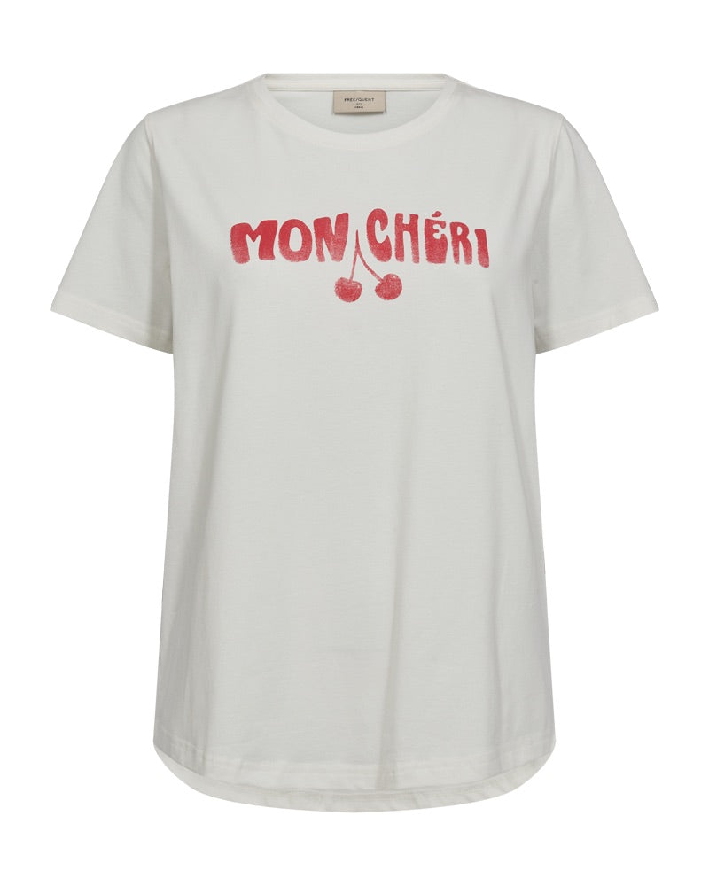 hvid t-shirt med korte ærmer og rød tekst på brystet. Freequent Star Off-white w Bittersweet FQFENJAL-TEE