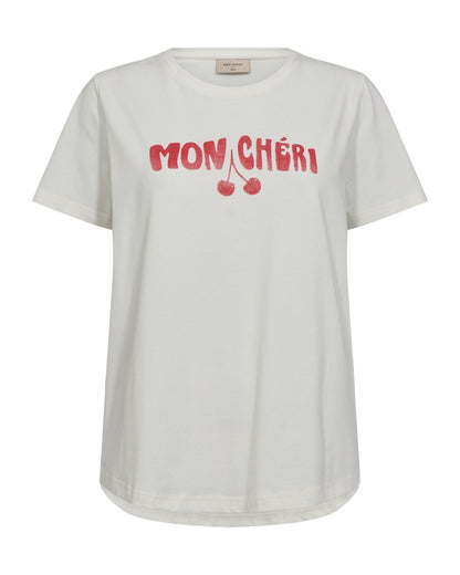 hvid t-shirt med korte ærmer og rød tekst på brystet. Freequent Star Off-white w Bittersweet FQFENJAL-TEE