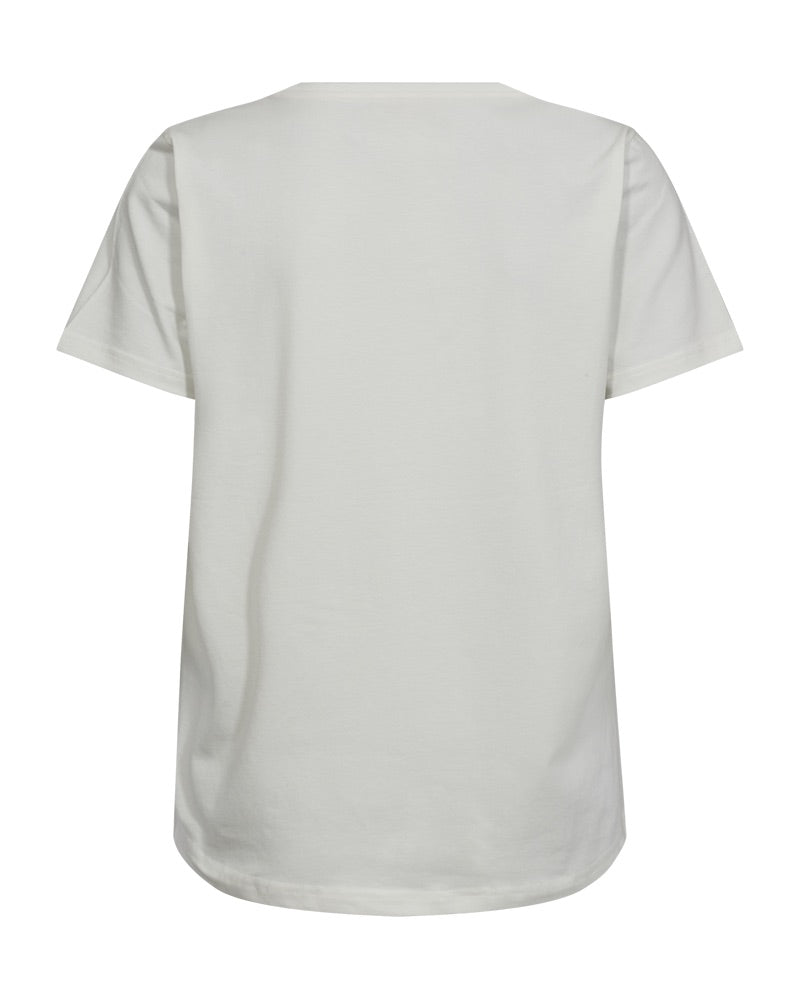 kortærmet hvid t-shirt med rund hals og beige tekst på brystet. Freequent Star Off-white w Simply Taupe FQFENJAL-TEE