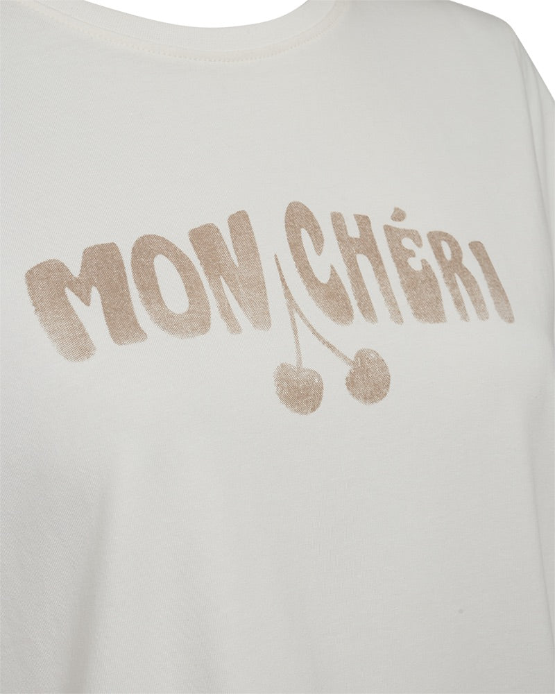 closeup af tekst på kortærmet hvid t-shirt med rund hals og beige tekst på brystet. Freequent Star Off-white w Simply Taupe FQFENJAL-TEE