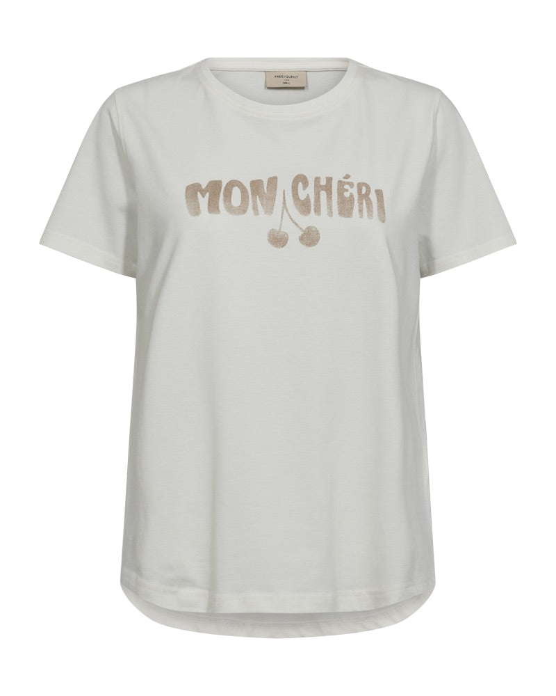 foran på kortærmet hvid t-shirt med rund hals og beige tekst på brystet. Freequent Star Off-white w Simply Taupe FQFENJAL-TEE