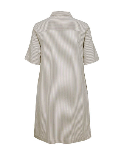 ryggen på beige kjole. Freequent FQREXA-DRESS | Simply Taupe w. Star Off-white