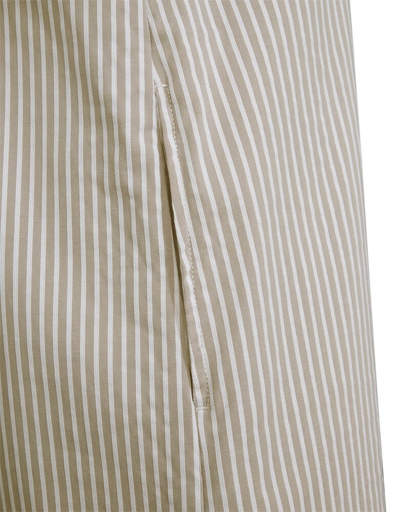 sidelomme på stribet beige kjole. Freequent FQREXA-DRESS | Simply Taupe w. Star Off-white