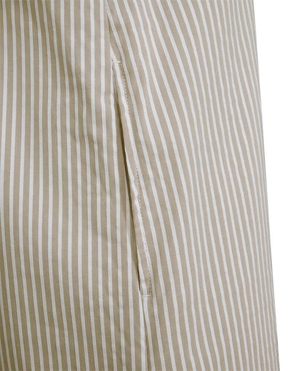 sidelomme på stribet beige kjole. Freequent FQREXA-DRESS | Simply Taupe w. Star Off-white