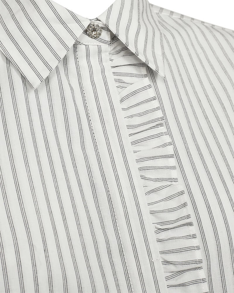 flæsekant over knaplukning på stribet skjortebluse. Freequent FQFIONA-SHIRT Star Off-White w. Salute