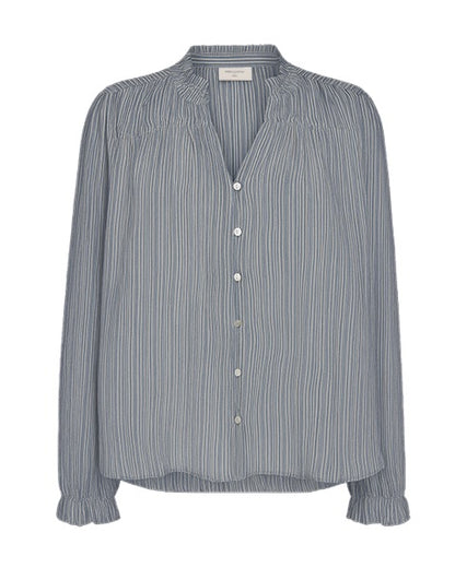 blå bluse med knaplukning og v-hals Freequent FQHELLY-BLOUSE Moonbeam w. Vintage Indigo