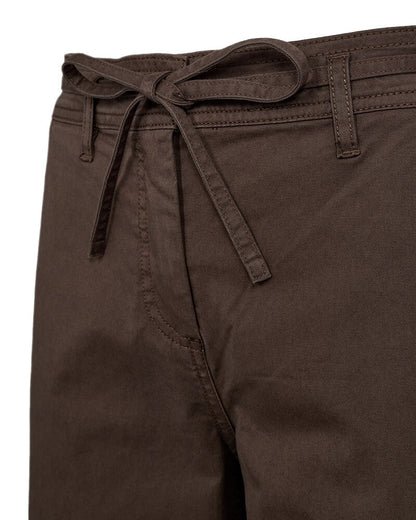 nærbillede af brune bukser med smalt bindebånd i taljen. Freequent FQINGA-PANTS Morel