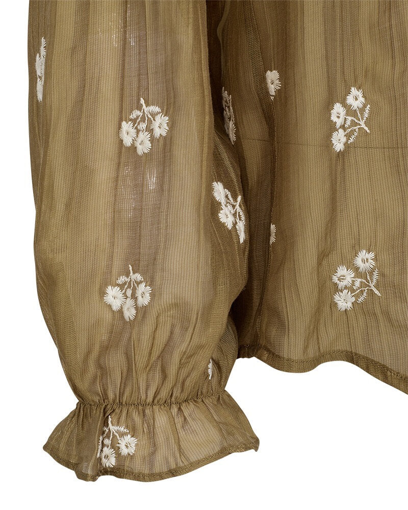 ærme på bronze bluse med hvidt broderi og flæsedetaljer. Freequent FQWENDY-BLOUSE Antique Bronze w. Moonbeam