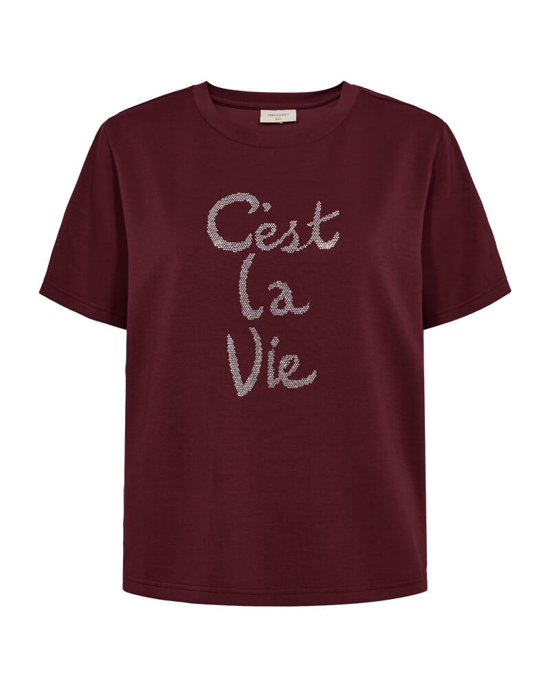 bordeaux rød t-shirt med korte ærmer og tekst på brystet. Freequent FQMALAK-TEE Port Royale