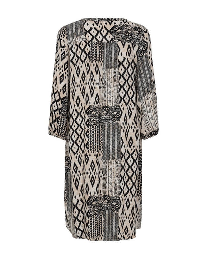 ryggen af sort hvid mønstret kjole Freequent FQLOVO-DRESS Rainy Day w. Black