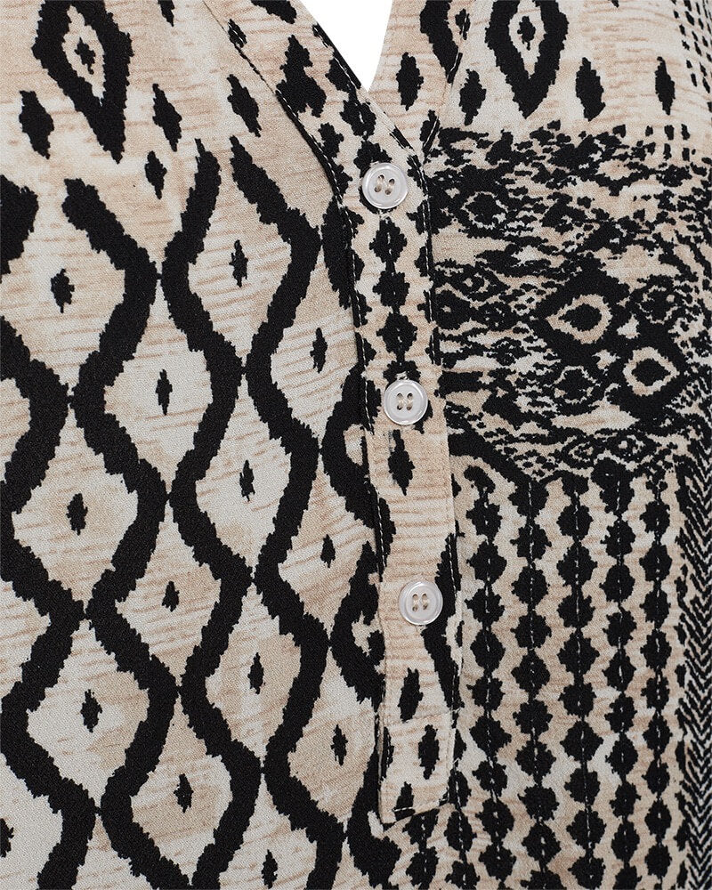 nærbillede af sort hvid mønstret kjole Freequent FQLOVO-DRESS Rainy Day w. Black