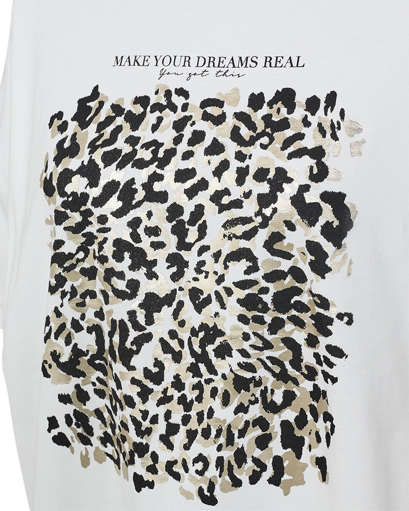 nærbillede af hvid t-shirt med leo print foran. Freequent FQCAROL-TEE Star Off-white w. Black