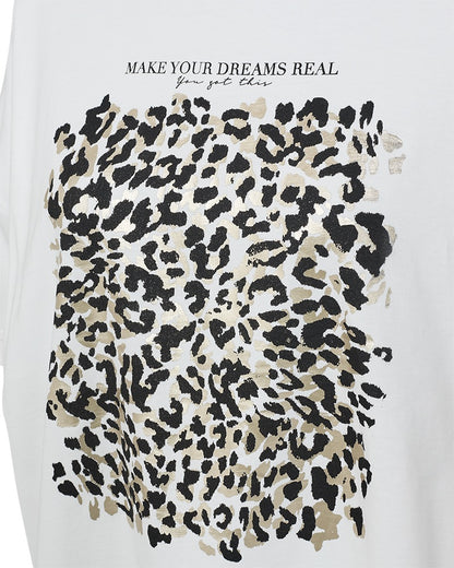 nærbillede af hvid t-shirt med leo print foran. Freequent FQCAROL-TEE Star Off-white w. Black