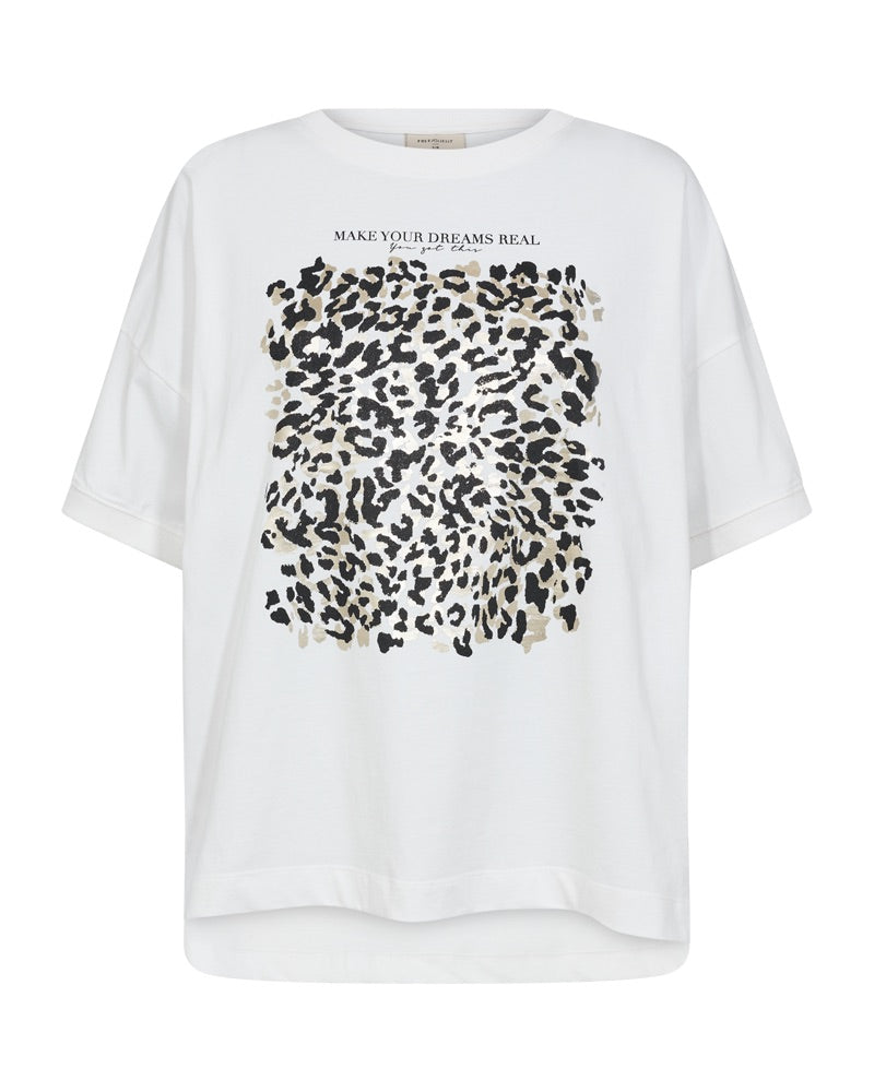 hvid t-shirt med leo print foran. Freequent FQCAROL-TEE Star Off-white w. Black