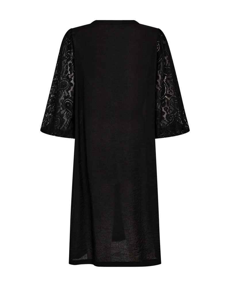 ryggen af løs sort kjole med 3/4 blondeærmer. Freequent FQABY-DRESS Black