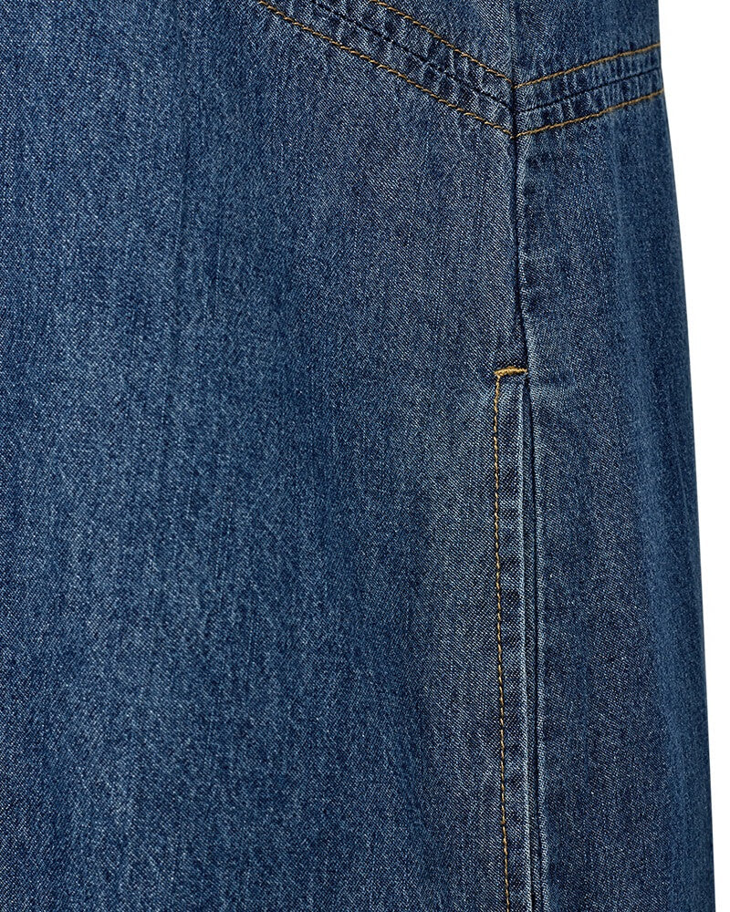 nærbillede af lang denimkjole uden ærmer. Freequent FQLISEA-DRESS Medium Blue Denim