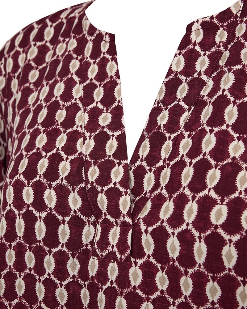 v-hals på mønstret bluse Freequent FQADNEY-BLOUSE Port Royale w. Moonbeam