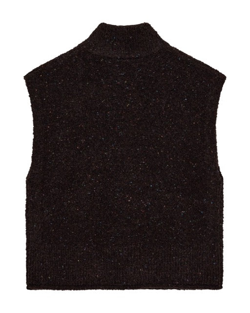 ryggen af brun strik vest med høj krave og lynlås. Freequent FQGRSNEMES-WAISTCOAT Coffee Bean Melange