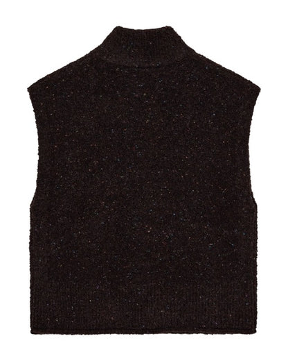 ryggen af brun strik vest med høj krave og lynlås. Freequent FQGRSNEMES-WAISTCOAT Coffee Bean Melange