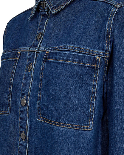 closeup af brystlommer på blå denimjakke med knaplukning. Freequent FQRINNA-JACKET denim