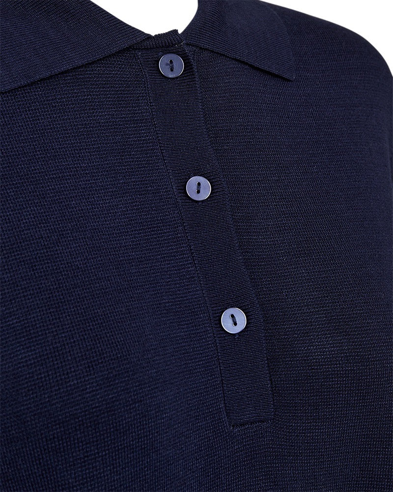 closeup af knaplukning på blå t-shirt med skjortelook og halvlange ærmer. Freequent FQANI-PULLOVER Navy Blazer