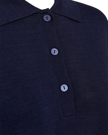 closeup af knaplukning på blå t-shirt med skjortelook og halvlange ærmer. Freequent FQANI-PULLOVER Navy Blazer