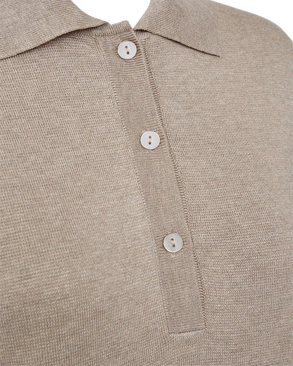 closeup af knaplukning på brystet af beige t-shirt med skjortelook og halvlange ærmer. Freequent FQANI-PULLOVER Simply Taupe Mel
