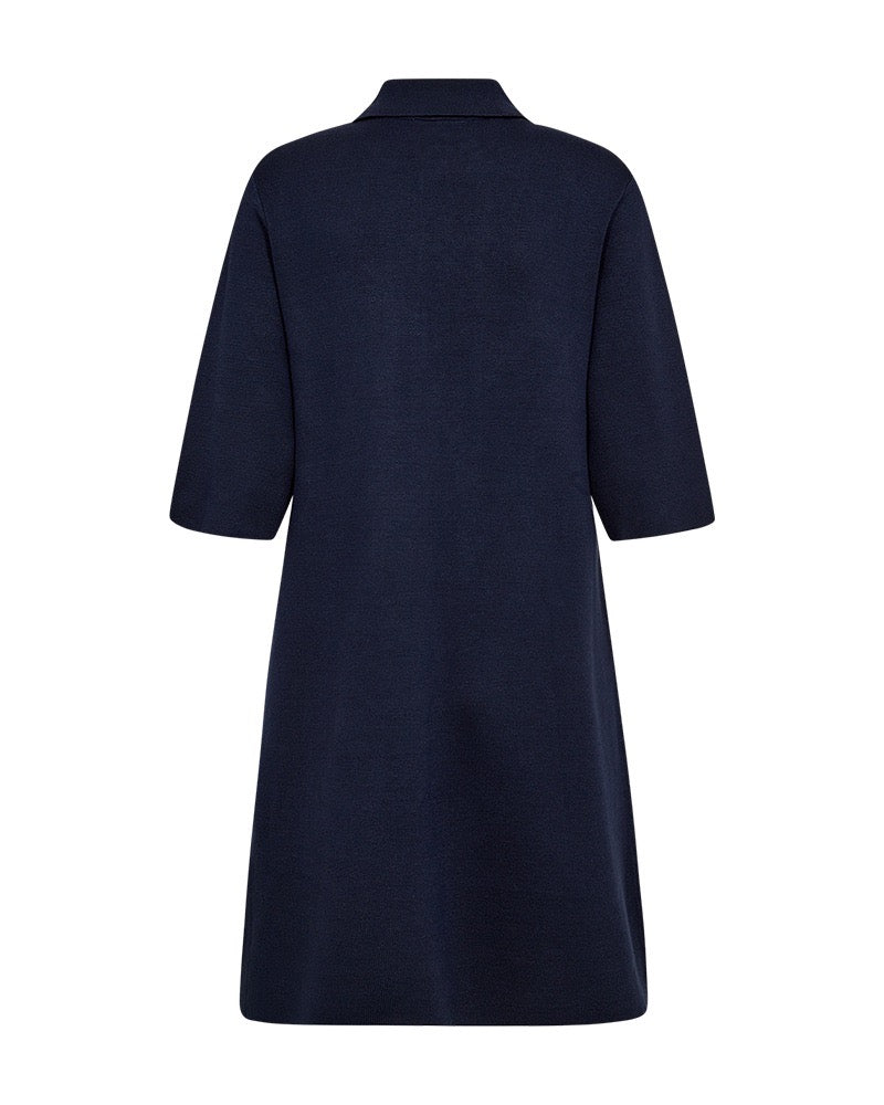 ryggen af kort blå kjole med krave, knaplukning på brystet og halvlange ærmer. Freequent FQANI-DRESS Navy Blazer