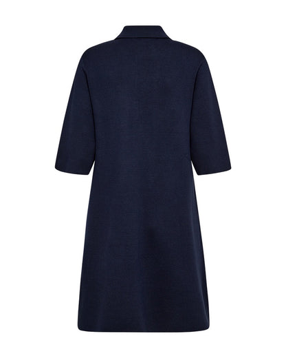 ryggen af kort blå kjole med krave, knaplukning på brystet og halvlange ærmer. Freequent FQANI-DRESS Navy Blazer