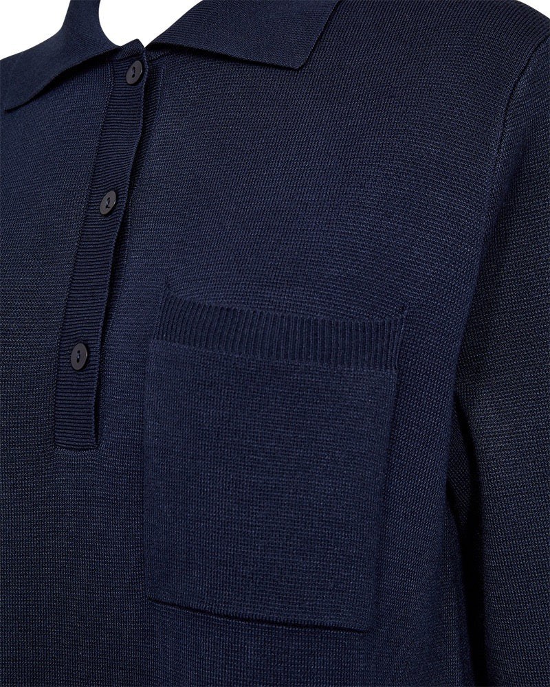 closeup af brystlomme på kort blå kjole med krave, knaplukning på brystet og halvlange ærmer. Freequent FQANI-DRESS Navy Blazer