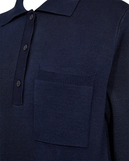 closeup af brystlomme på kort blå kjole med krave, knaplukning på brystet og halvlange ærmer. Freequent FQANI-DRESS Navy Blazer