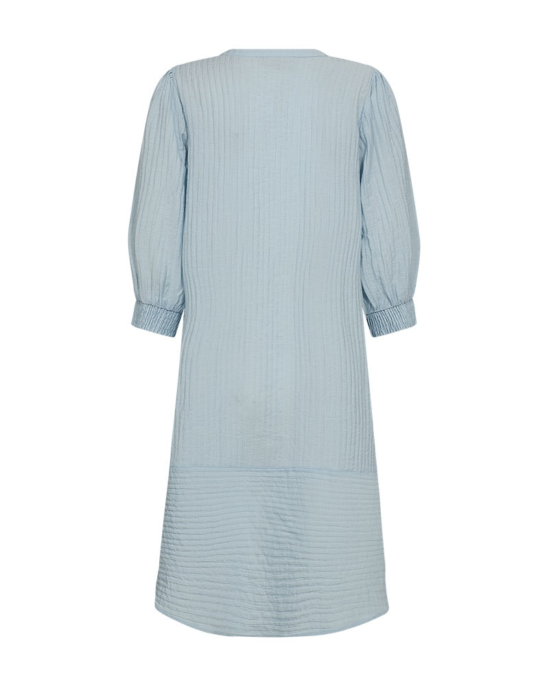 ryggen af blå kjole med 3/4 pufærmer, knaplukning foran og en let struktur. Freequent FQABY-DRESS Chambray Blue