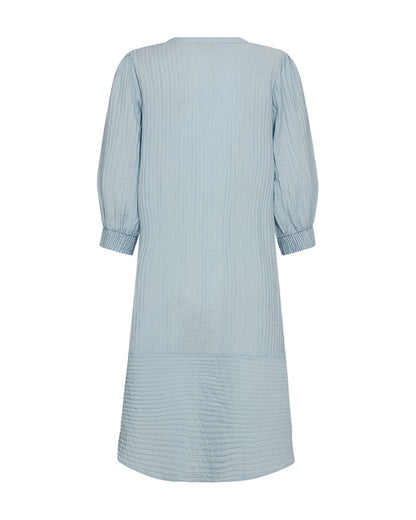 ryggen af blå kjole med 3/4 pufærmer, knaplukning foran og en let struktur. Freequent FQABY-DRESS Chambray Blue