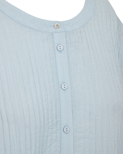 nærbillede af blå kjole med 3/4 pufærmer, knaplukning foran og en let struktur. Freequent FQABY-DRESS Chambray Blue